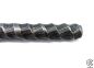 Preview: Handgeschmiedeter Kubotan HC-22-2 Unikat (Custom Made) von vorne auf weißem Hintergrund. Seriennummer SN sichtbar, Totenkopf-Gravur, schwarzer Paracord-Fangriemen, 3 Bohrungen. GPSR: Chargennummer/Hersteller SN für Rückverfolgbarkeit. Nur als Grifffestige